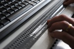 Computador com leitor de ecrã e terminal Braille